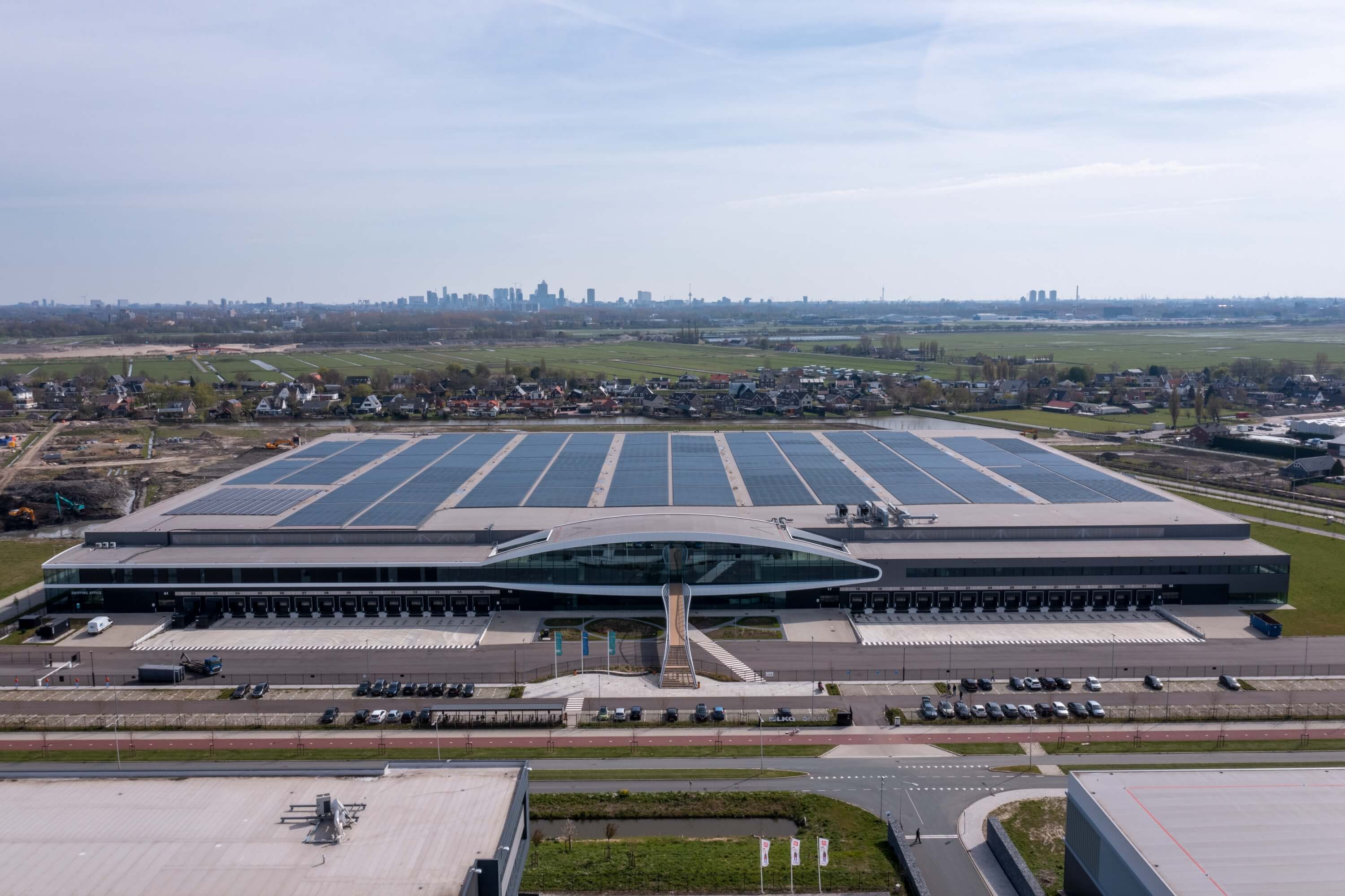 The roof of LKQ Fource Logistic Center is fully covered with solar panels